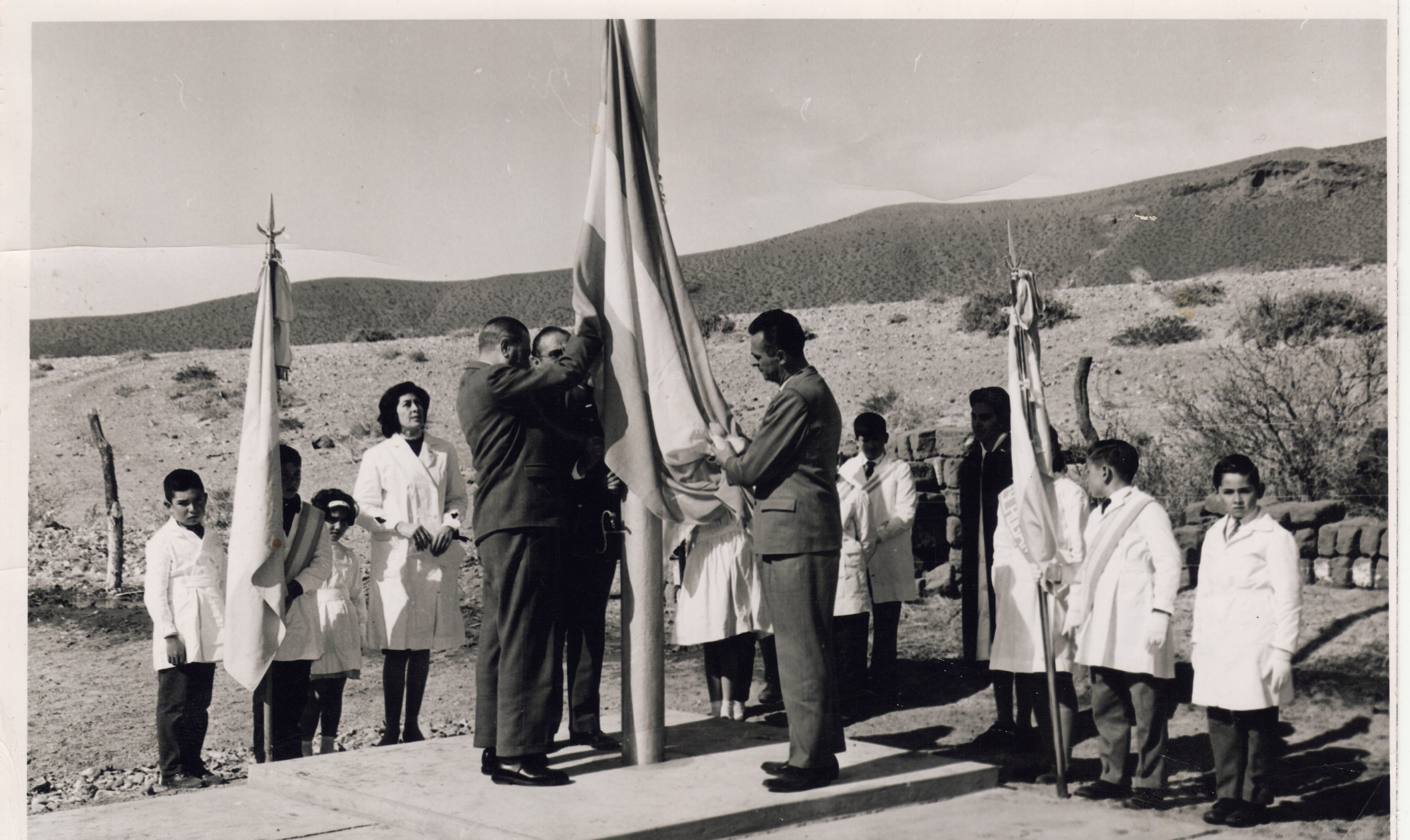 Inauguración Esc A. Einstein de El Manzano - año 1963 - Gob Francisco Gabrielli a la izquierda